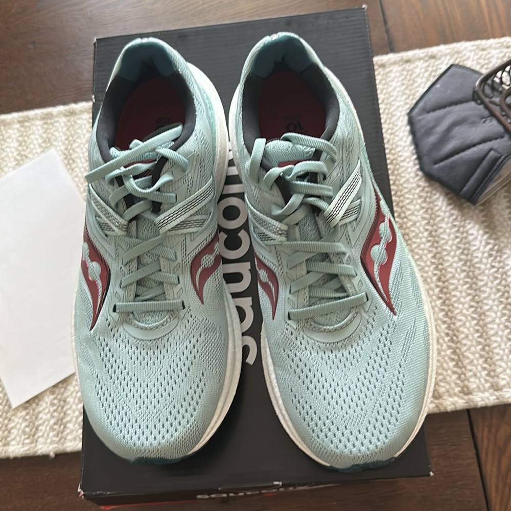 SAUCONY TRIUMPH 20, WOMEN, SIZE 8.5